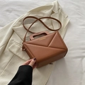 Modieuze karamelbruine crossbodytas met geometrische textuur en gouden handvatdetails - Bruin