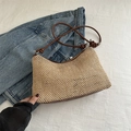 Beige geweven crossbodytas met bruine leren geknoopte bandjes en denim styling - Bruin