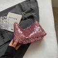 Sac à paillettes roses avec bandoulière chaîne argentée sur fond mode urbaine - Rose
