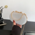 Elegante silberne Glitzer-Abendtasche mit goldener Schließe und Kettengurt für Damen - Silber