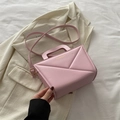 Roze geometrische handtas met gouden FASHION tekst en verstelbare schouderband - Roze