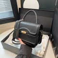 Bolso de mano minimalista en cuero negro con cierre dorado en caja de regalo pro - Negro
