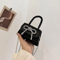 Modische schwarze Umhängetasche aus Kunstleder mit großer silberner Strass-Schleife - Schwarz