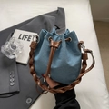 Borsa a secchiello in denim azzurro con manico intrecciato marrone e coulisse - Con Ornamento / Azzurro