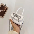 Elegante weiße Leder-Umhängetasche mit funkelnder Strass-Schleife und silberner Kette - Weiß