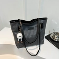 Sac fourre-tout gris tissé avec pendentif en peluche sur un présentoir de mode chic - Avec Ornement / Noir