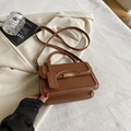 Bolso cuadrado retro marrón con herrajes dorados y etiqueta de moda en estilo bandolera - Marrón
