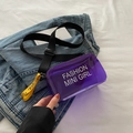Borsa a tracolla viola trasparente con stampa, cinturino nero e ciondolo giallo vivace - Viola