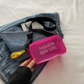 Mini borsa a tracolla in PVC rosa trasparente con stampa di lettere e tracolla nera - rosa acceso