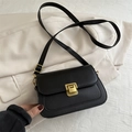Bolso bandolera minimalista en ecopiel negra con elegante cierre metálico en tono dorado - Negro