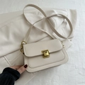 Bolso bandolera minimalista beige de cuero mate con cierre metálico dorado vintage - Blanco