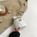 Mini witte cilindervormige crossbodytas met V-stiksels en hartvormig borduursel erop - Wit
