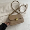 Bolso bandolera pequeño de piel sintética caqui con hebilla dorada en traje beige - Caqui