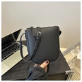 Detalle de bolso bandolera de cuero granulado negro con hebilla plateada y cremallera - Negro