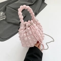 Rosafarbene Bucket Bag mit Bubble-Textur und Silberkette aus der Vogelperspektive - Hellrosa