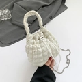 Weiße Beuteltasche mit strukturierter Bubble-Optik und modischem Ketten-Schultergurt - Weiß