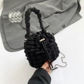Schicke schwarze Beuteltasche mit Faltenstruktur, Silberkette und Tragegriff - Schwarz