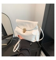 Detalle de bolso bandolera blanco plisado con solapa redonda y cierre a presión dorado - Blanco