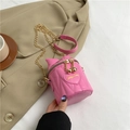 Rosafarbene gesteppte Zylindertasche mit Katzenohren und Herzbestickung - Rosenrosa