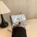 Mini borsa trapuntata argento con catena metallica e chiusura girevole dorata elegante - Argento