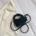 Minimalistische schwarze Handtasche mit Knotengriff und verstellbarem Gurt in Wildlederoptik - Schwarz