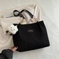 Borsa tote nera con trama a nido d'ape, tracolla in pelle e ciondolo a nuvola - Con Ciondolo / Nero