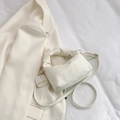 Elegante cremeweiße geraffte Schultertasche mit matter Optik und weichem Tragegriff - Weiß