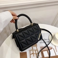 Sac à main matelassé noir pour femme avec poignée tressée et détails en métal doré - Noir
