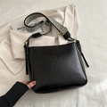 Bolso tipo cubo negro con correa ancha de tejido geométrico y textura de cuero - Negro
