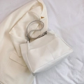 Borsa tote minimalista bianco crema in pelle con catena d'argento e tracolla elegante - Bianco