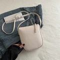 Bolso tipo cubo blanco de cuero granulado con fondo en U y correa de hombro ajustable - Blanco Roto