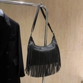 Sac fourre-tout noir en cuir grainé avec longues franges et boucles métalliques dorées - Noir