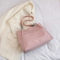Borsa tote rosa in pelle morbida con tracolla a catena e tasca esterna su bianco - Rosa