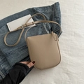 Elegante bolso bandolera de cuero sintético beige texturizado con correa ajustable y base en U - Caqui