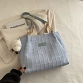Borsa tote celeste con trama a nido d'ape, tracolla a catena e ciondolo a agnello - Con Ciondolo / Blu