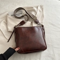 Bolso tote retro marrón oscuro con correa ancha de jacquard y detalles metálicos - Rojo