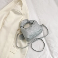 Silberne Metallic-Handtasche mit Falten-Design und verstellbarem Schultergurt - Silber
