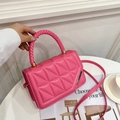 Sac bandoulière rose vif élégant avec texture matelassée et poignée tressée - Rose rouge