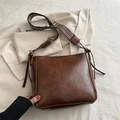 Bolso saco de cuero marrón con correa ancha tejida y textura vintage elegante - Marrón Oscuro