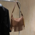 Sac à bandoulière en cuir marron avec de longues franges et une boucle dorée élégante - Marron