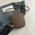 Bolso bandolera minimalista de cuero granulado marrón con correa ajustable para mujer - Marrón