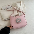 Elegante borsa baguette rosa pallido con fibbia di cristallo su blazer bianco - Rosa