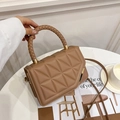 Sac bandoulière matelassé marron avec poignée tressée et détails dorés de style moderne - Kaki