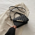 Borsa a tracolla trapuntata nera con chiusura in metallo dorato su sfondo elegante - Nero