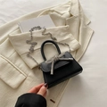 Sac à main noir grainé avec un grand nœud en strass argentés et bandoulière en chaîne - Noir