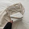 Borsa a patta trapuntata bianca con finiture dorate e manico superiore in stile minimalista - Bianco
