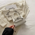 Sac bandoulière blanc en cuir grainé avec une boucle élégante en forme de nœud strass - Blanc