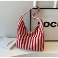 Detail der rot-weiß gestreiften Canvas-Hobo-Tasche mit Fronttasche in minimalistischem Stil - Burgunderrot