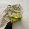 Borsa a tracolla verde erba con patta trapuntata a triangoli e chiusura dorata su blazer - Verde