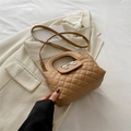 Borsa a tracolla trapuntata marrone latte con fiocco argento su blazer beige - Cachi